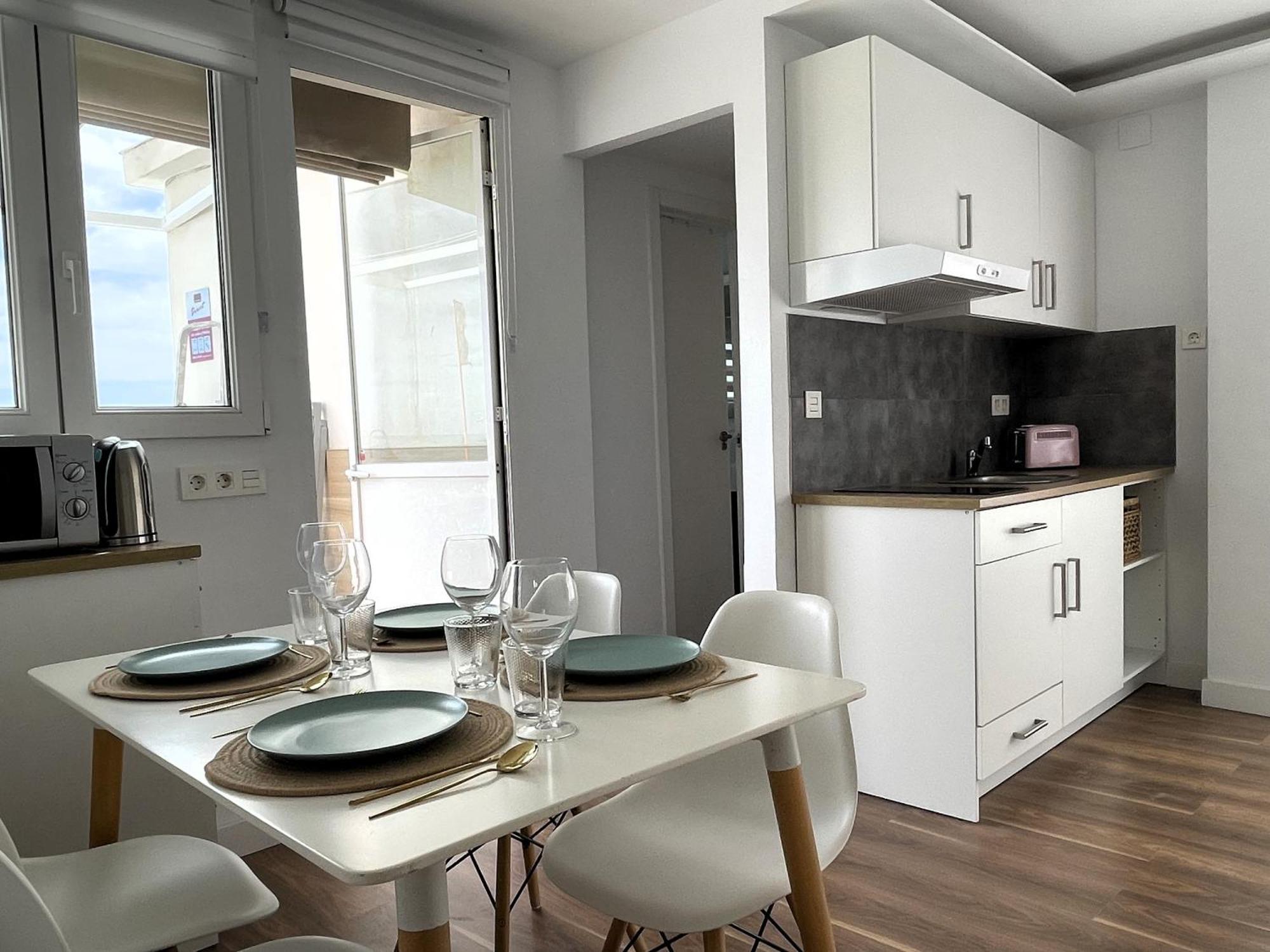 Apartamento Calma Carihuela Beach - 10 Metros De La Playa Torremolinos Eksteriør billede